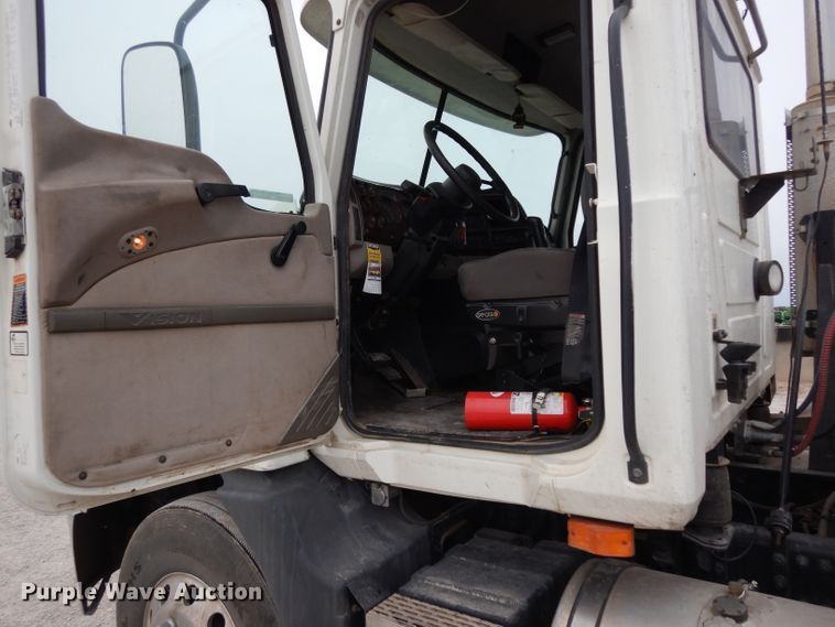 image for item GC9125 2005 Mack CXN613 semi truck