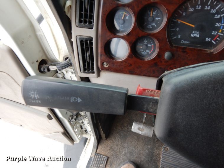 image for item GC9125 2005 Mack CXN613 semi truck