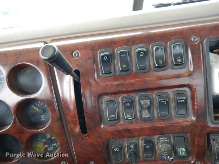 image for item GC9125 2005 Mack CXN613 semi truck