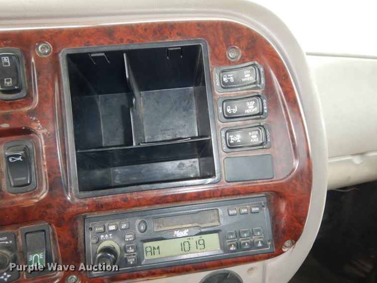 image for item GC9125 2005 Mack CXN613 semi truck