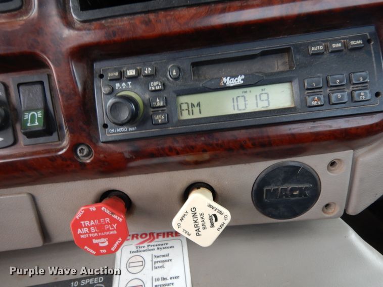 image for item GC9125 2005 Mack CXN613 semi truck