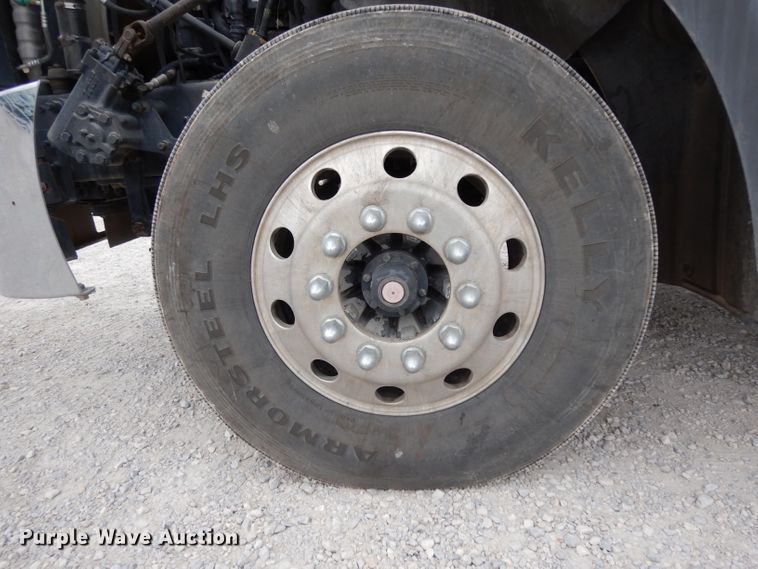 image for item GC9125 2005 Mack CXN613 semi truck