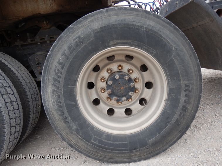 image for item GC9125 2005 Mack CXN613 semi truck