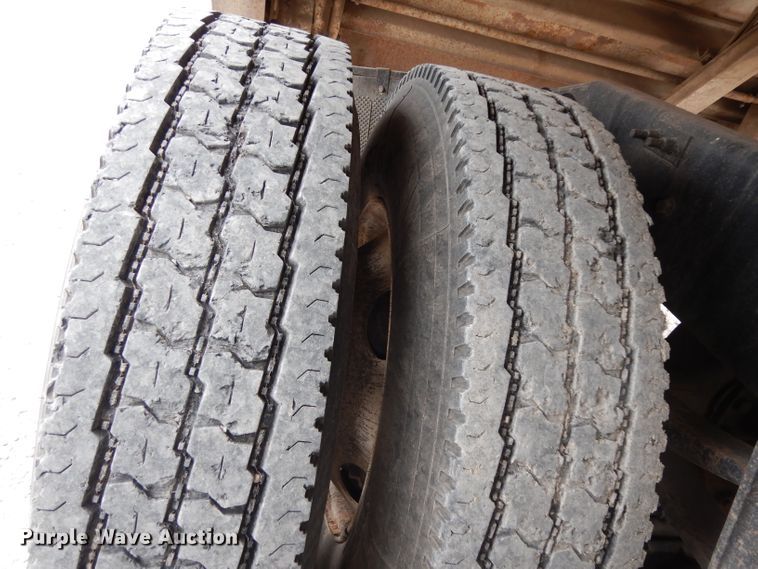 image for item GC9125 2005 Mack CXN613 semi truck