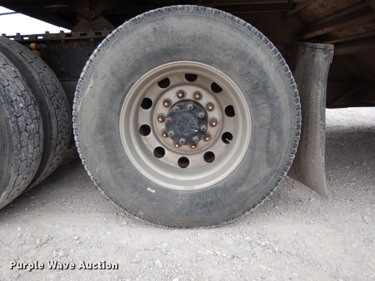 image for item GC9125 2005 Mack CXN613 semi truck