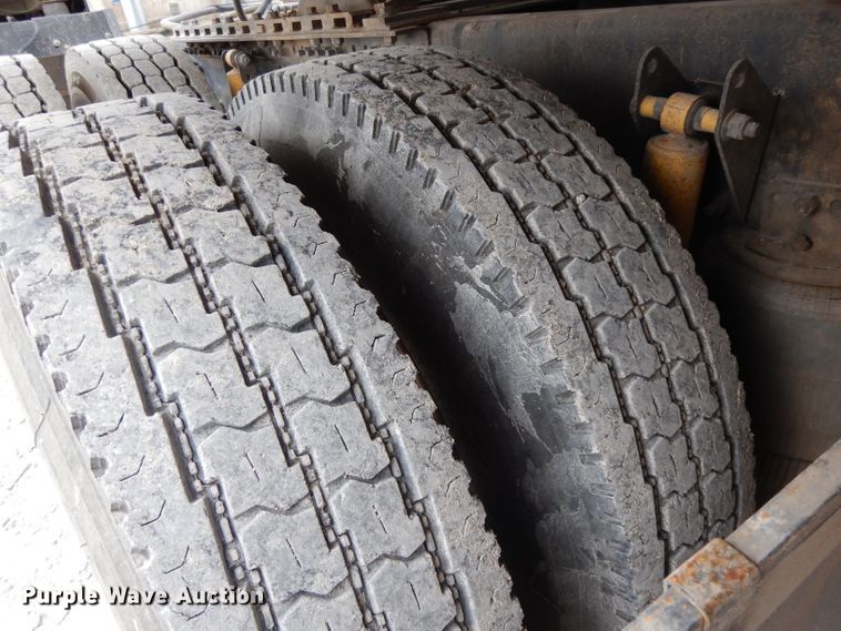 image for item GC9125 2005 Mack CXN613 semi truck