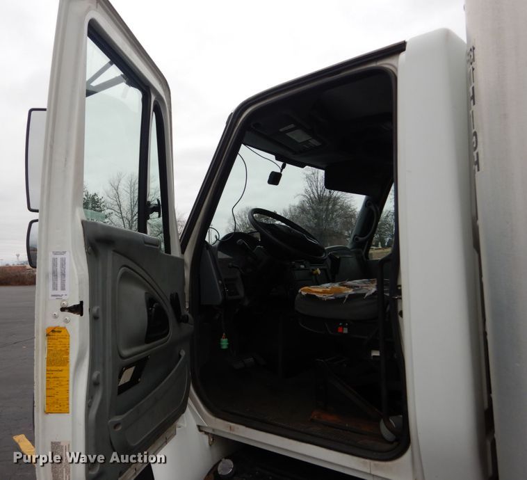 image for item GC9499 2004 International 4300 box truck