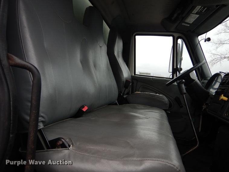 image for item GC9499 2004 International 4300 box truck