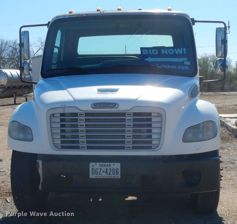 image for item DH2263 2007 Freightliner Business Class M2 truck cab and chassis