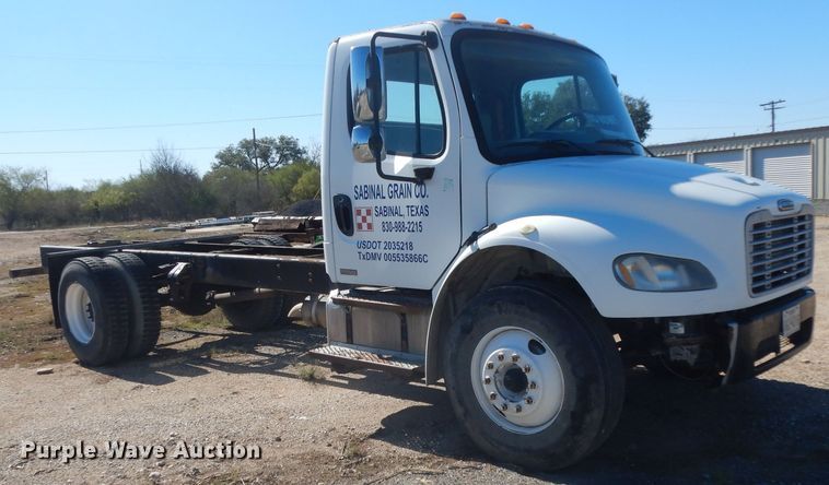 image for item DH2263 2007 Freightliner Business Class M2 truck cab and chassis