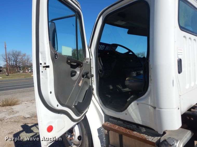 image for item DH2263 2007 Freightliner Business Class M2 truck cab and chassis