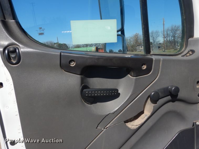 image for item DH2263 2007 Freightliner Business Class M2 truck cab and chassis