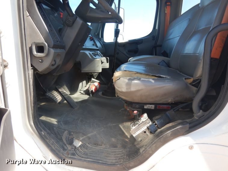 image for item DH2263 2007 Freightliner Business Class M2 truck cab and chassis