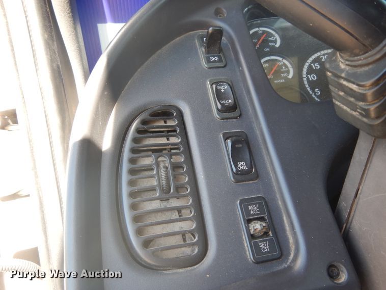 image for item DH2263 2007 Freightliner Business Class M2 truck cab and chassis