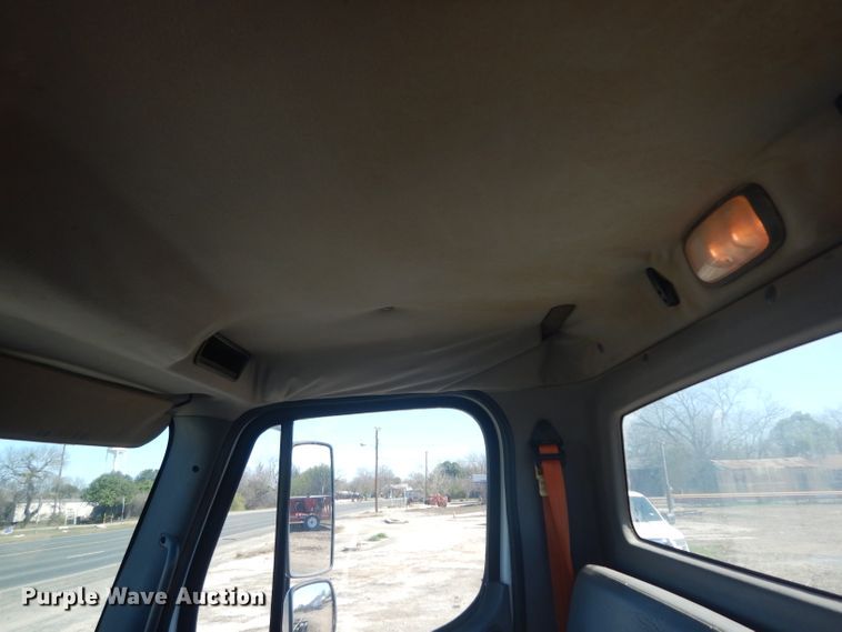 image for item DH2263 2007 Freightliner Business Class M2 truck cab and chassis