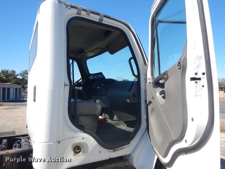image for item DH2263 2007 Freightliner Business Class M2 truck cab and chassis