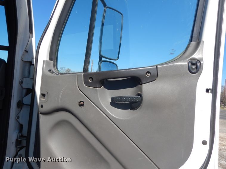 image for item DH2263 2007 Freightliner Business Class M2 truck cab and chassis