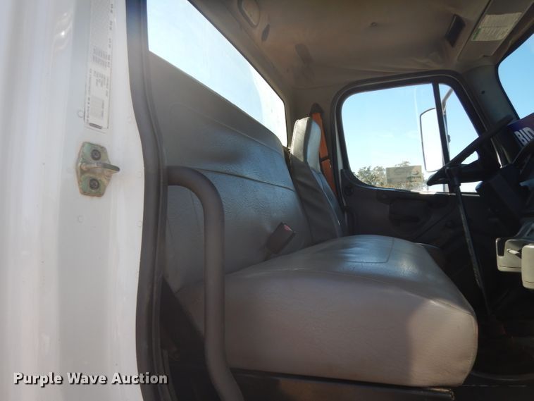 image for item DH2263 2007 Freightliner Business Class M2 truck cab and chassis