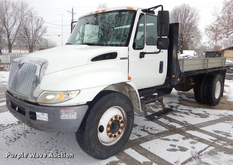 image for item DH4321 2003 International 4200 flatbed truck