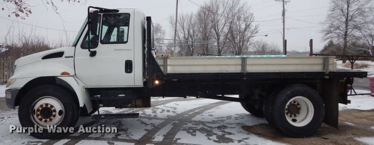 image for item DH4321 2003 International 4200 flatbed truck