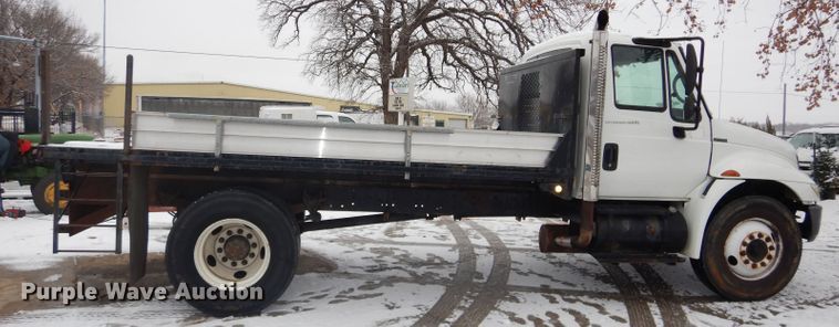 image for item DH4321 2003 International 4200 flatbed truck