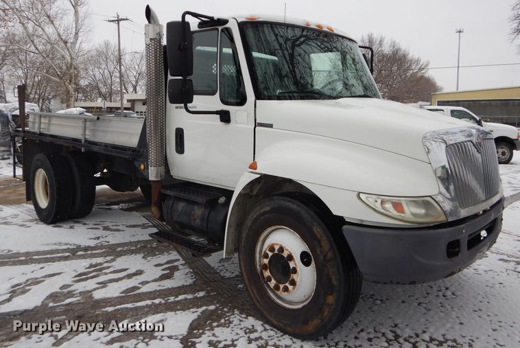 image for item DH4321 2003 International 4200 flatbed truck