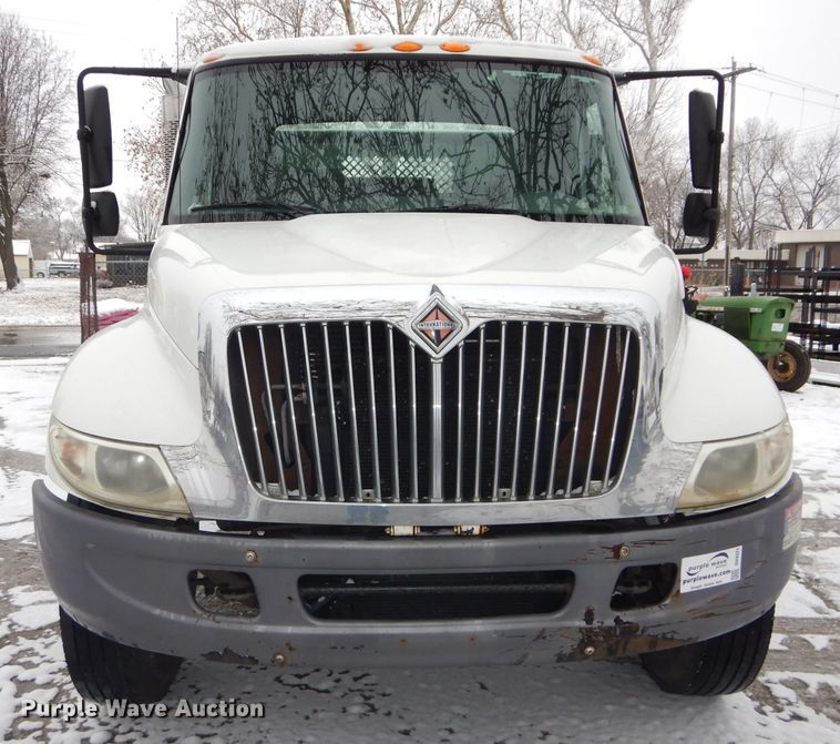 image for item DH4321 2003 International 4200 flatbed truck
