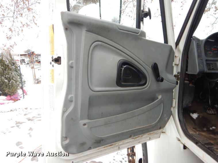 image for item DH4321 2003 International 4200 flatbed truck