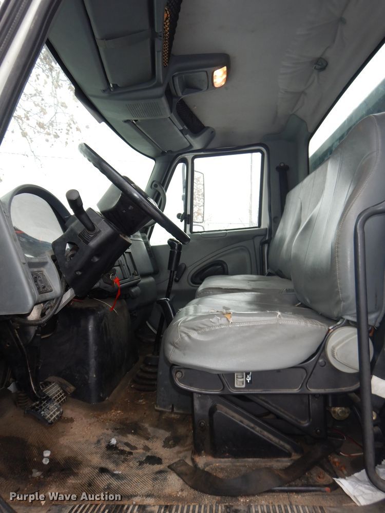 image for item DH4321 2003 International 4200 flatbed truck