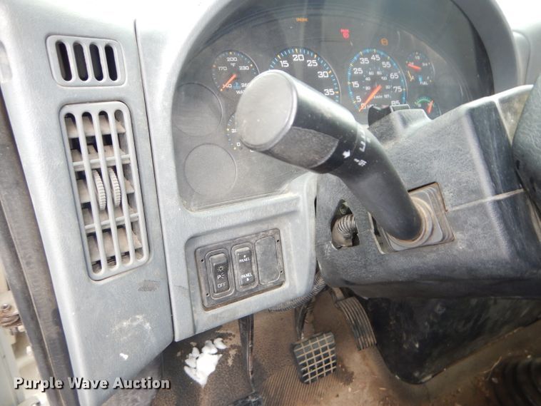 image for item DH4321 2003 International 4200 flatbed truck