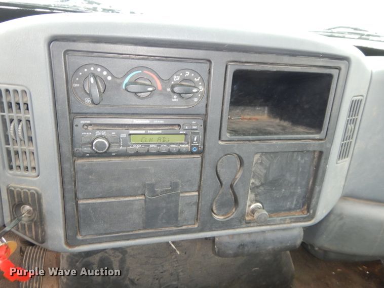 image for item DH4321 2003 International 4200 flatbed truck