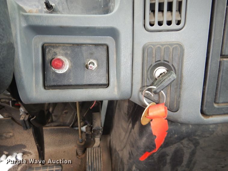 image for item DH4321 2003 International 4200 flatbed truck