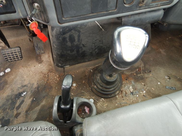 image for item DH4321 2003 International 4200 flatbed truck