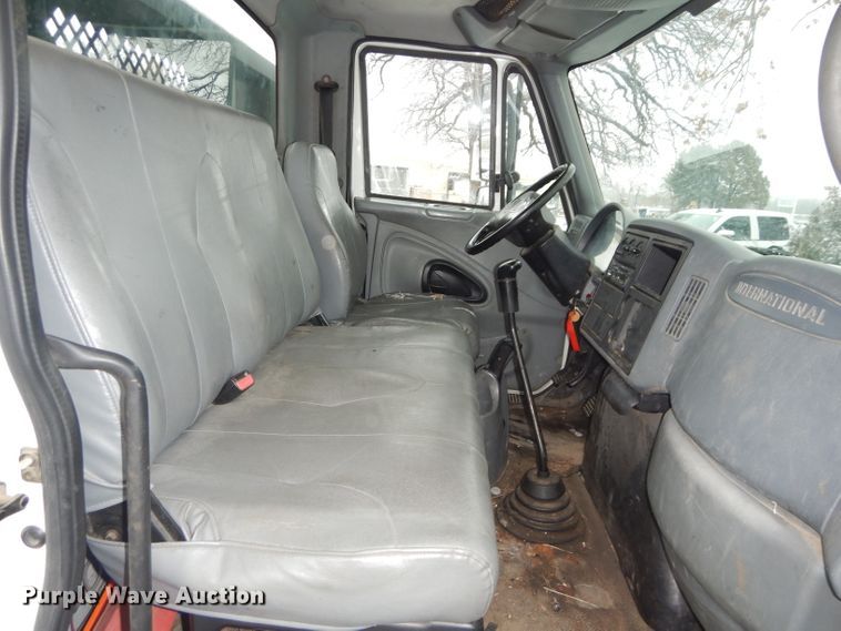 image for item DH4321 2003 International 4200 flatbed truck