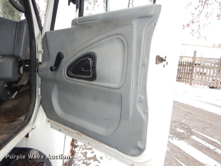 image for item DH4321 2003 International 4200 flatbed truck