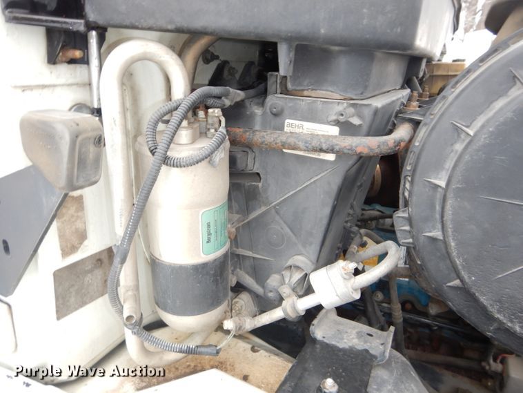 image for item DH4321 2003 International 4200 flatbed truck