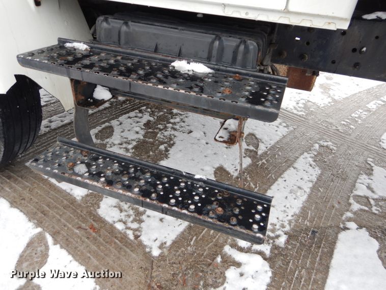 image for item DH4321 2003 International 4200 flatbed truck