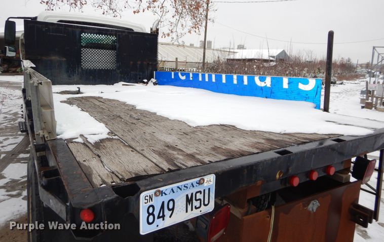 image for item DH4321 2003 International 4200 flatbed truck