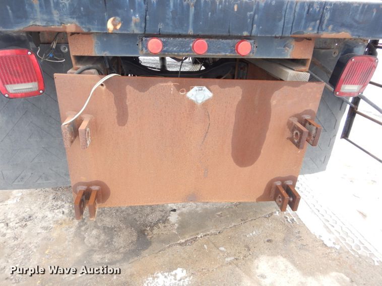 image for item DH4321 2003 International 4200 flatbed truck