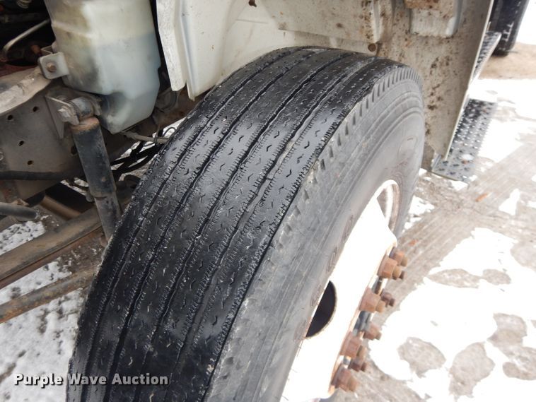 image for item DH4321 2003 International 4200 flatbed truck