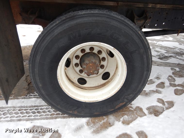 image for item DH4321 2003 International 4200 flatbed truck