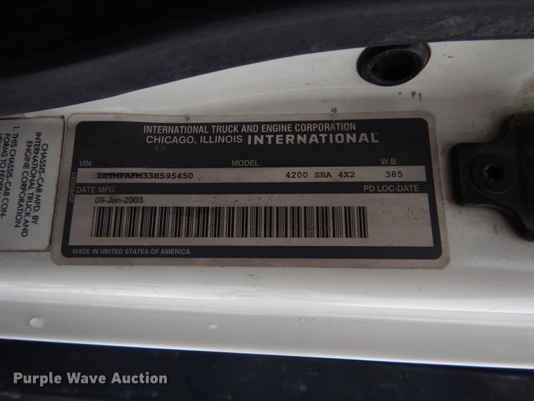 image for item DH4321 2003 International 4200 flatbed truck