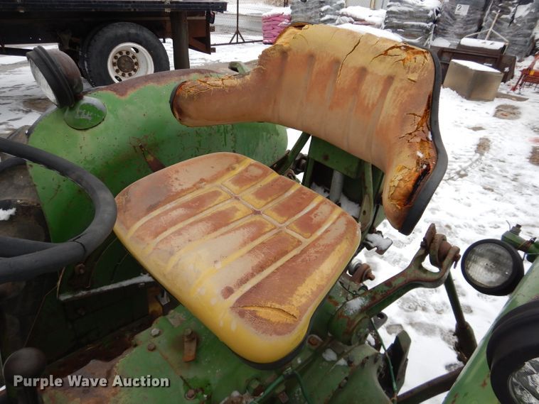 image for item DH4322 John Deere 820 tractor