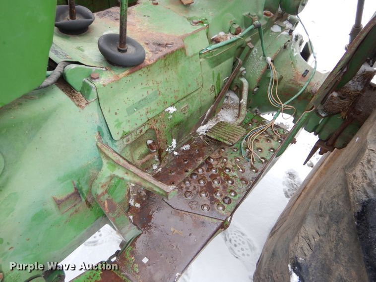 image for item DH4322 John Deere 820 tractor