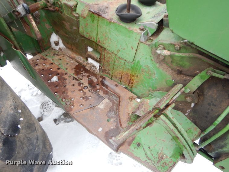 image for item DH4322 John Deere 820 tractor