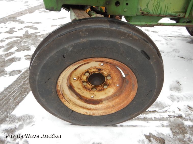 image for item DH4322 John Deere 820 tractor