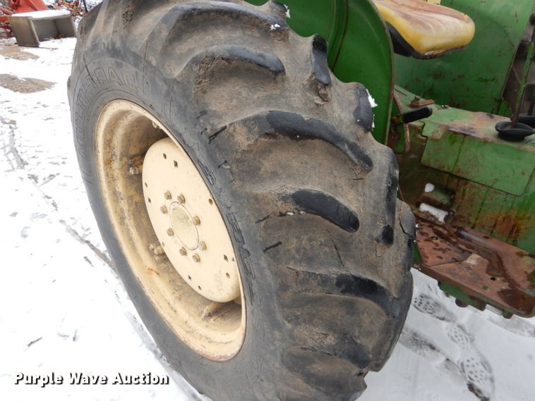 image for item DH4322 John Deere 820 tractor