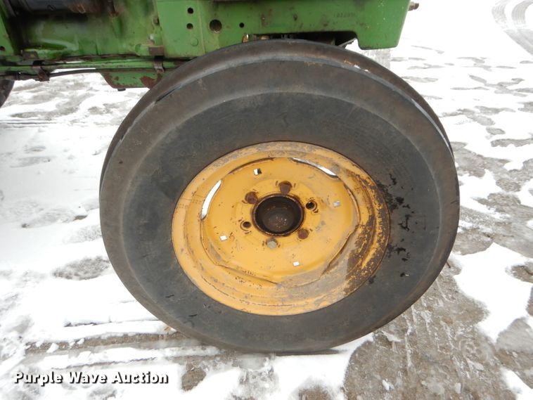 image for item DH4322 John Deere 820 tractor