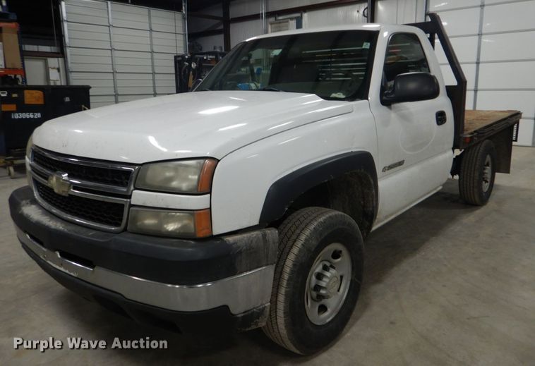 image for item DI2446 2006 Chevrolet Silverado 2500HD flatbed pickup truck