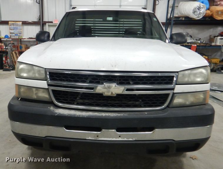 image for item DI2446 2006 Chevrolet Silverado 2500HD flatbed pickup truck